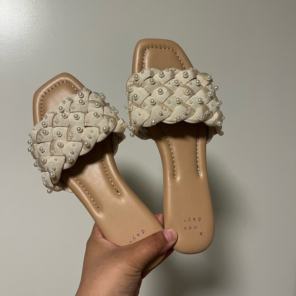 NWOT Women’s Pearl Slide Sandals